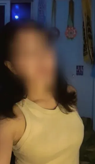 Lilly, 22
