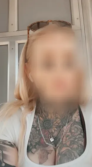 Mia, 37