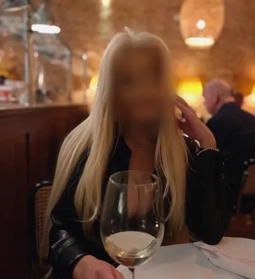 Mia, 37