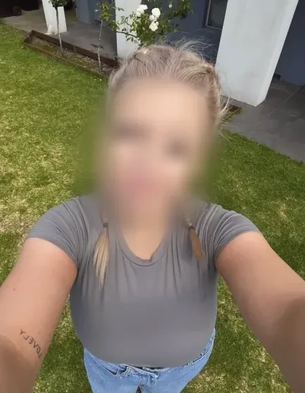 Sabrina, 30