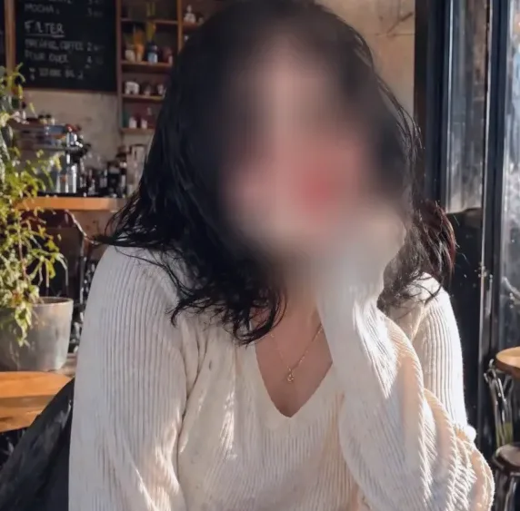 Sandra, 25